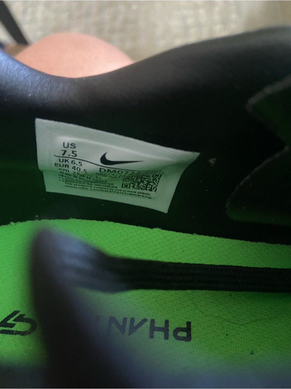Nike Phantom Indoor Soccer shoes Black Green Sneakers with White Swoosh - Picture 4 of 4
